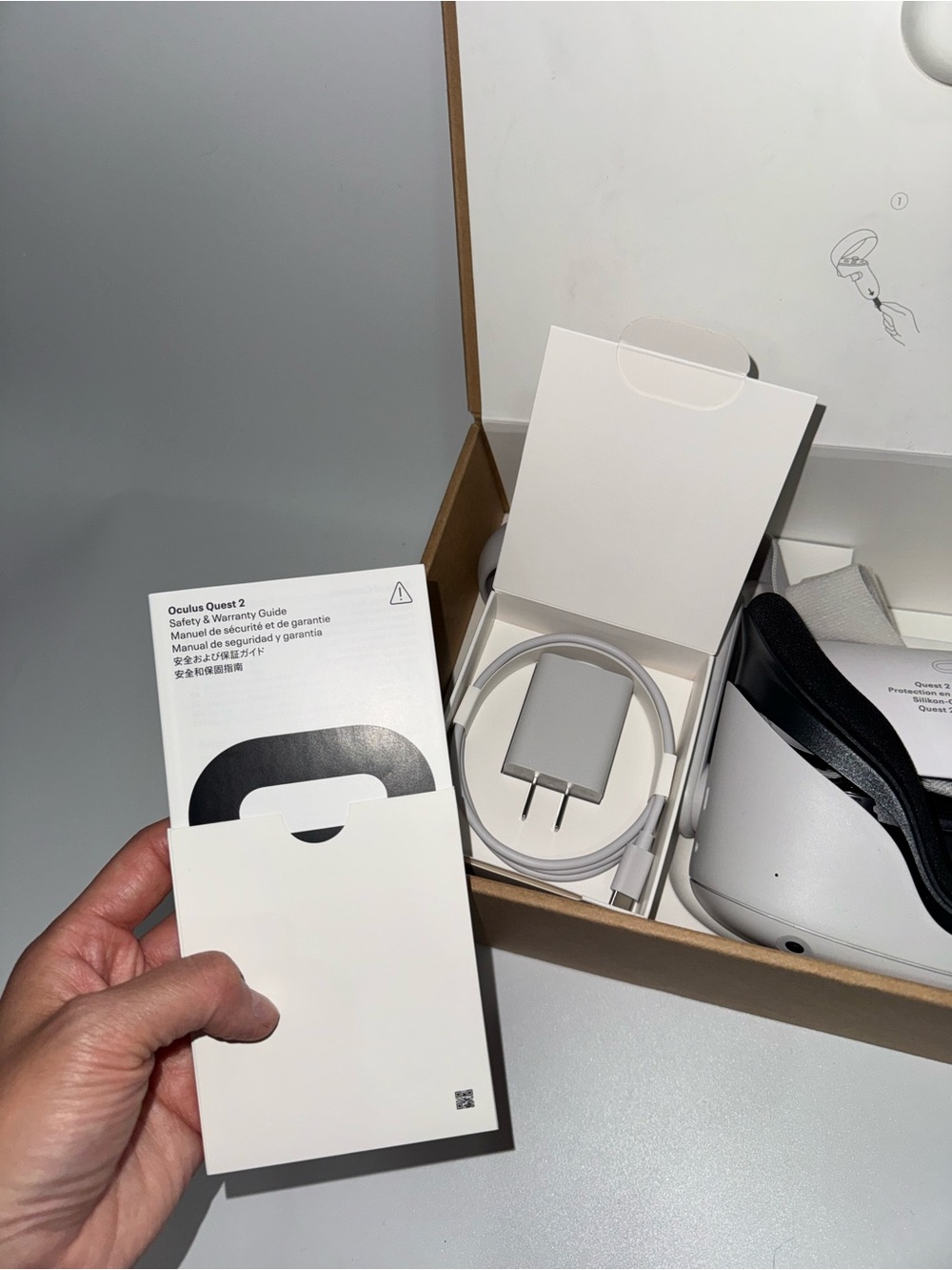 New Oculus Quest 2 128 GB VR Headset with Touch Controllers - White - Picture 9 of 13
